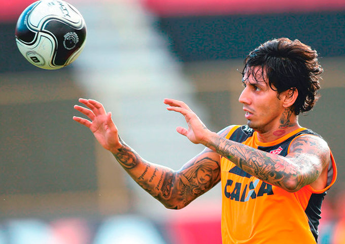 Victor Ramos é atacado por torcedores na saída do Barradão