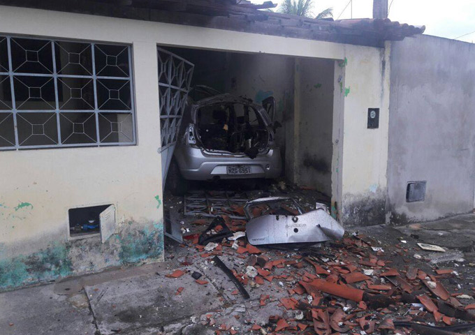 Homens fortemente armados destroem veículo e casa
