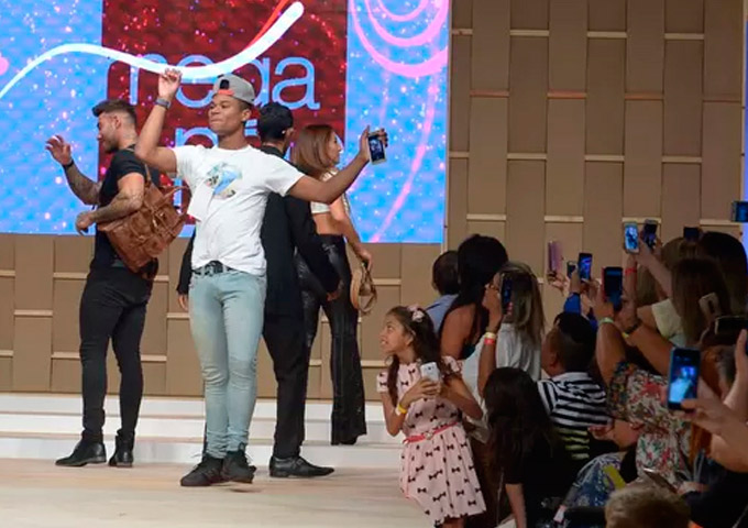 Fã invade passarela durante desfile de Lucas Lucco 
