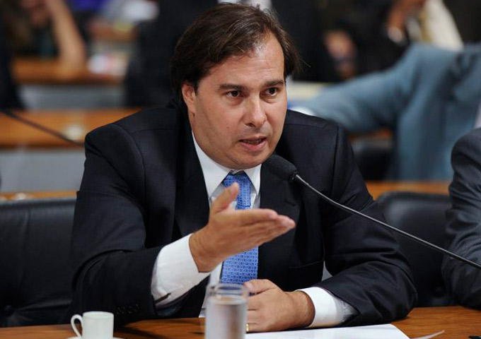 Meirelles e Rodrigo Maia discutem projeto sobre repatriação