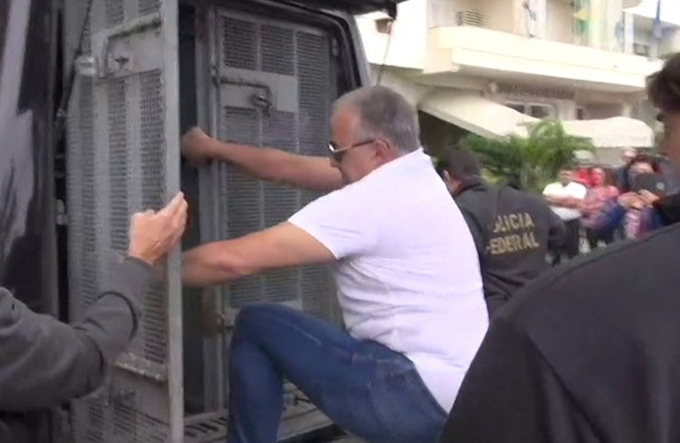 Carlinhos Cachoeira é preso por agentes da Polícia Federal 