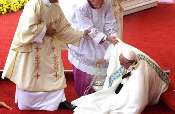 Papa cai durante missa na Polônia 