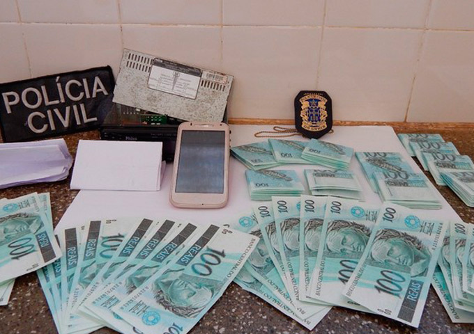 Mulher é presa com R$ 15,3 mil em notas falsas