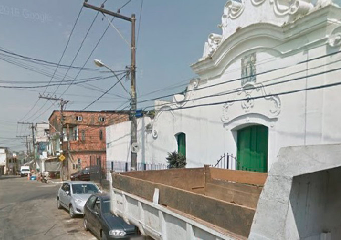 Homem de 44 anos é morto a tiros na frente de igreja