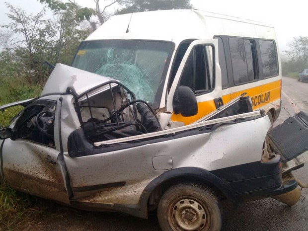 Motorista de carro morre em batida com van escolar