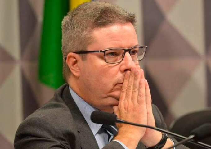Anastasia diz que Dilma deve ser julgada pelo Senado