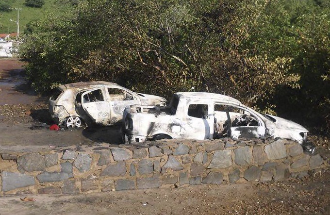 Bandidos explodem caixa eletrônico e queimam carros 