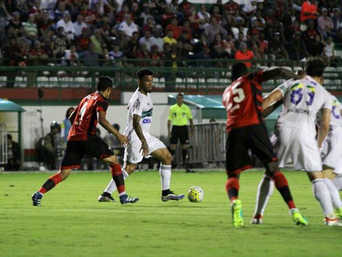 No sufoco, Vitória vence o Coritiba de virada em Feira 
