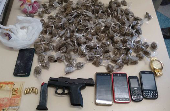 Menor apreendido e jovens presos com armas e drogas