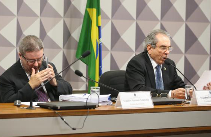 Comissão aprova relatório favorável ao impeachment de Dilma