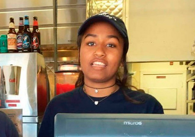 Filha de Obama trabalha como caixa em restaurante 