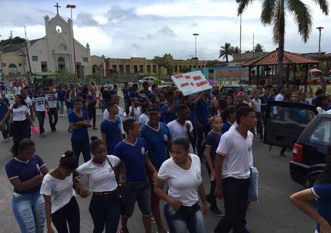 Em protesto, alunos reivindicam reforma de colégio estadual