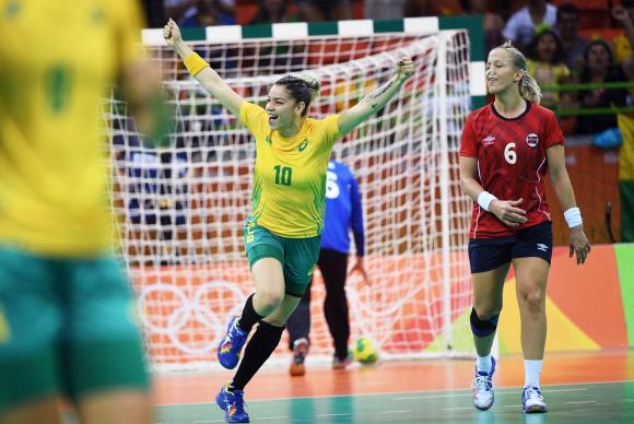 Handebol feminino estreia com vitória sobre a campeã olímpica Noruega