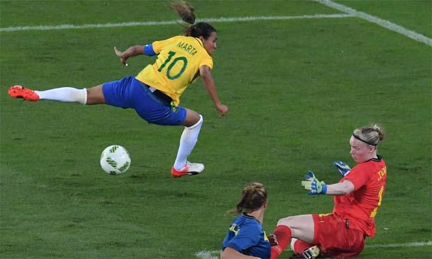 Seleção feminina vence Suécia de goleada e garante classificação
