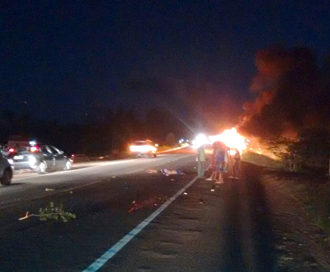 Colisão entre motocicleta e microônibus deixa um morto em Imbassaí 