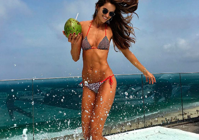 Pivô de briga entre Fernanda e Thiaguinho, Izabel Goulart mostra boa forma