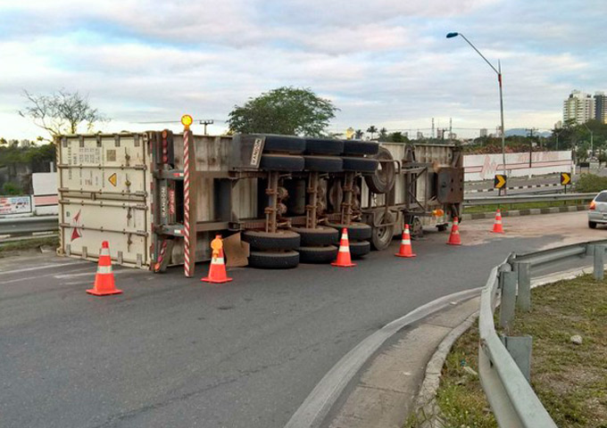 Carreta que transportava manga tomba em saída de viaduto