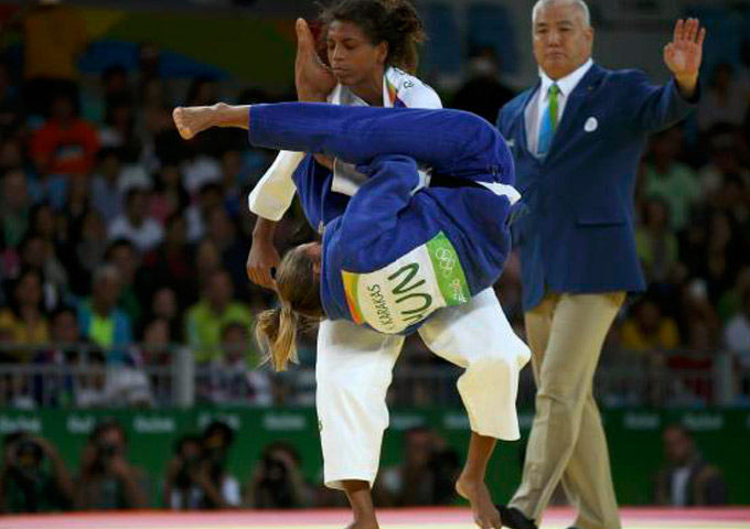 Judoca Rafaela Silva vence e avança para a semifinal