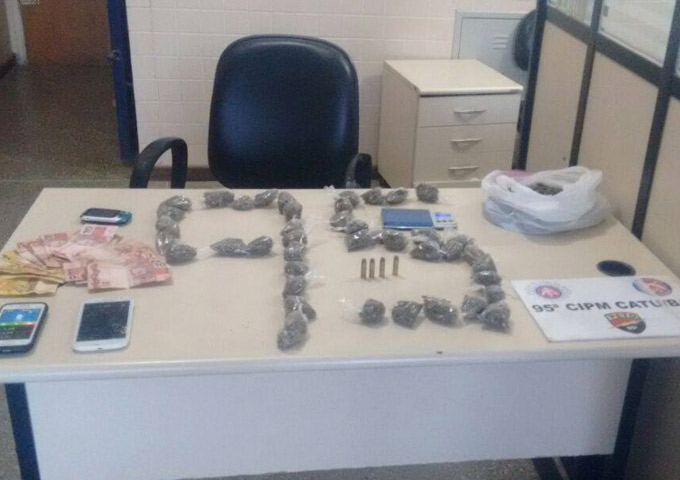 Jovem é preso com drogas e munições 