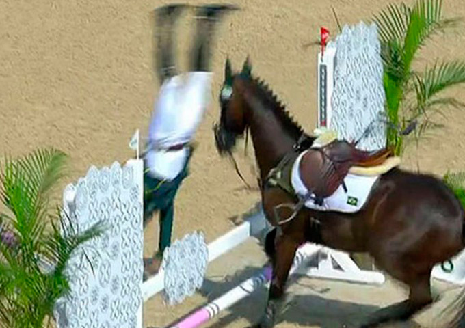 Cavalo refuga e faz brasileiro 'voar' durante prova de hipismo