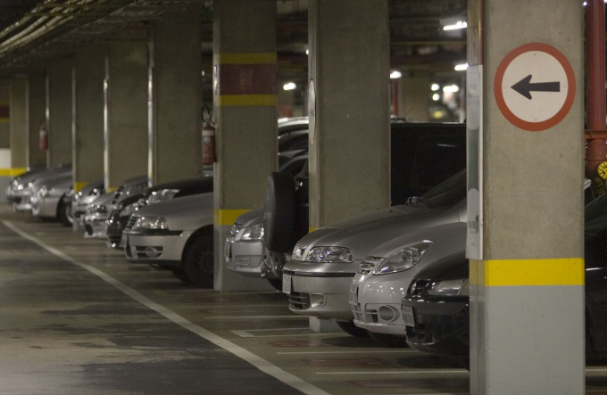 Justiça proíbe cobrança de estacionamento para funcionários 