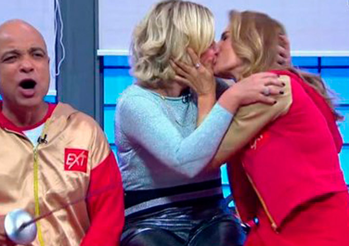 Maitê Proença e Astrid Fontenelle se beijam durante programa