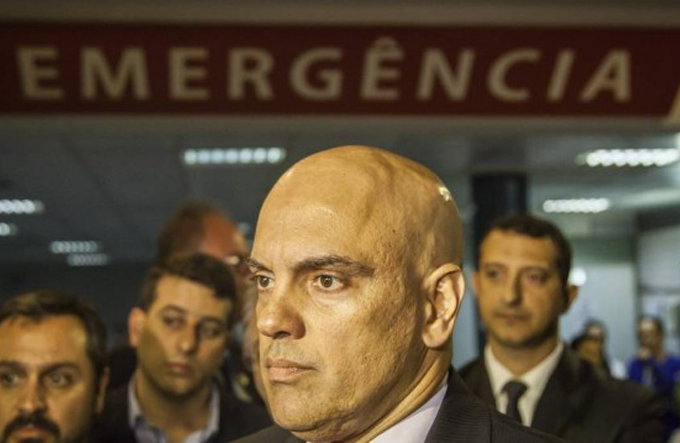 A polícia já identificou duas pessoas que atacaram carro 