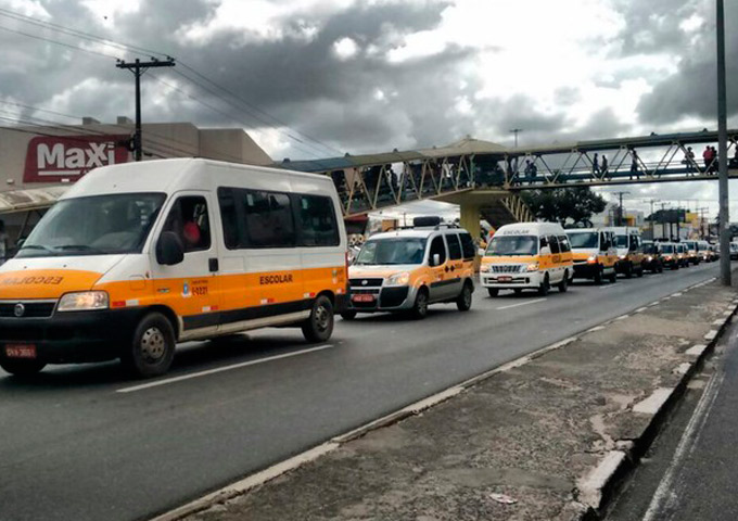 Protesto de transporte escolar causa lentidão na BA-099