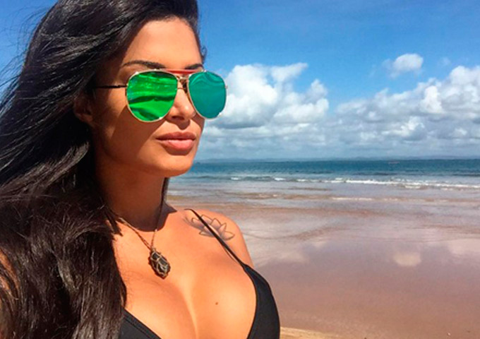 De férias na Bahia, Aline Riscado posa de biquíni em praia