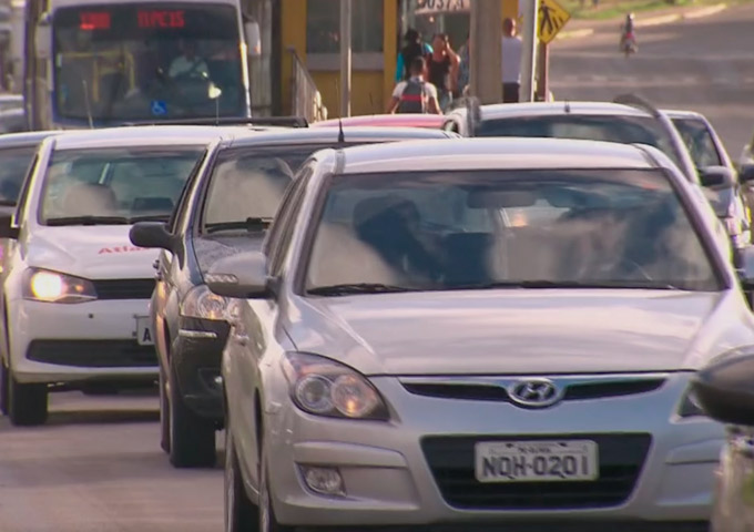 Lei do farol baixo tem 124 mil multas em rodovias federais