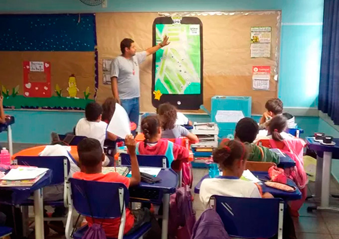 Professor usa Pokémon Go para ensinar geografia