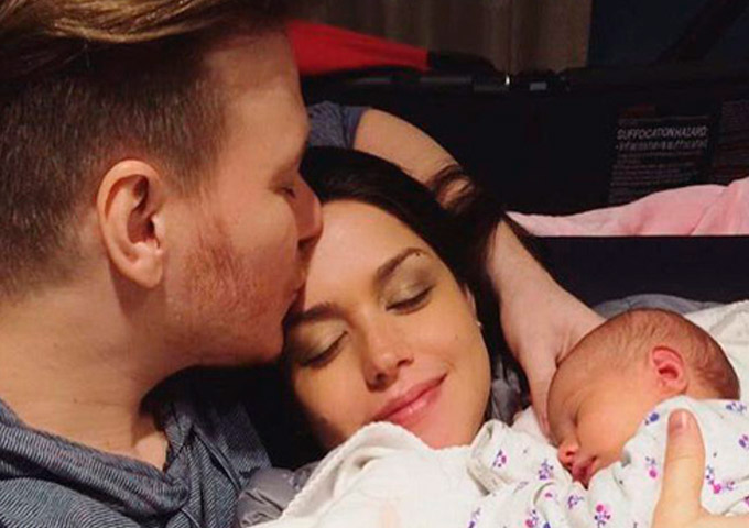Michel Teló e Thais Fersoza posam com filha: 
