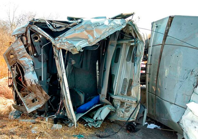 Motorista morre em colisão frontal entre carretas 