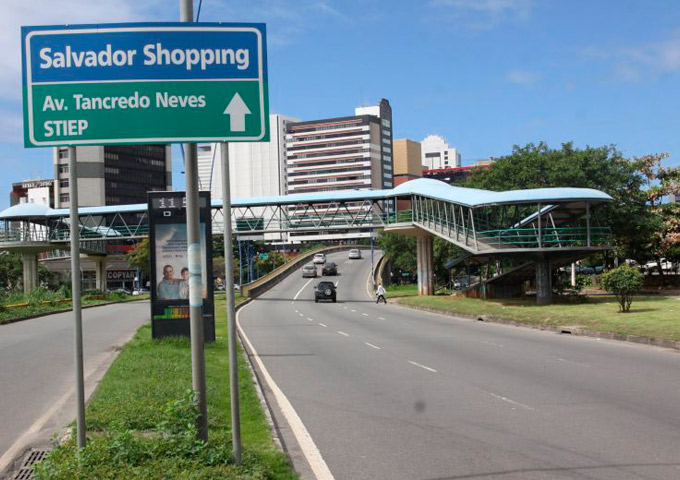 Trânsito na Avenida Tancredo Neves é modificado