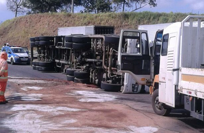 Tráfego de carros é liberado na Via Parafuso 