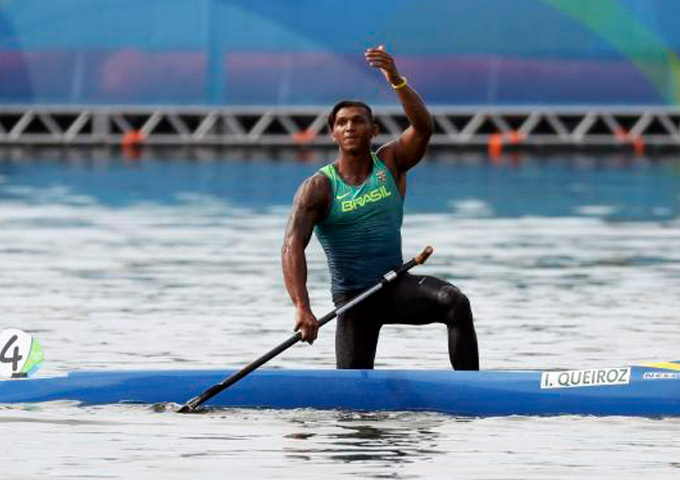 Isaquias Queiroz conquista medalha de prata na canoagem