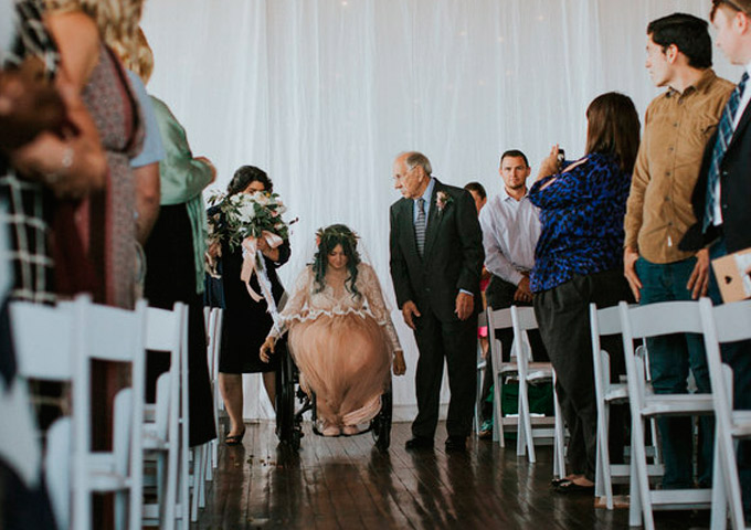 Noiva volta a andar no dia do casamento e surpreende convidados