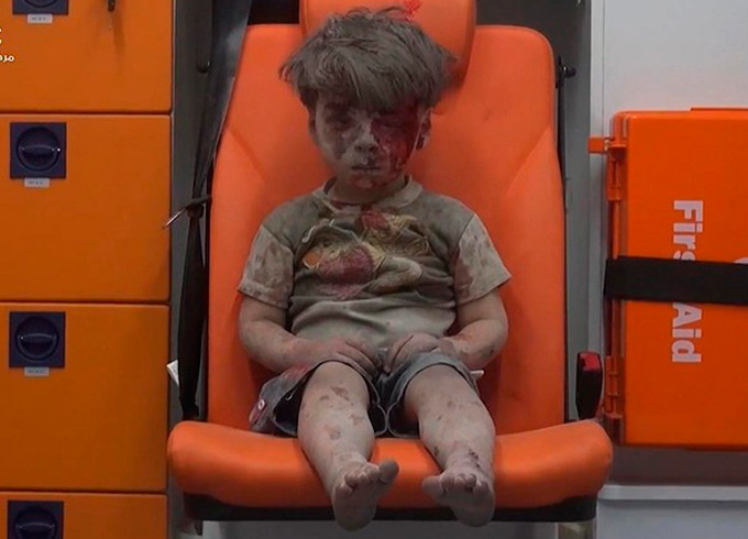 Menino é resgatado sob escombros após bombardeio