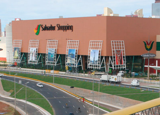 Ladrões trocam tiros com seguranças em shopping após assaltos