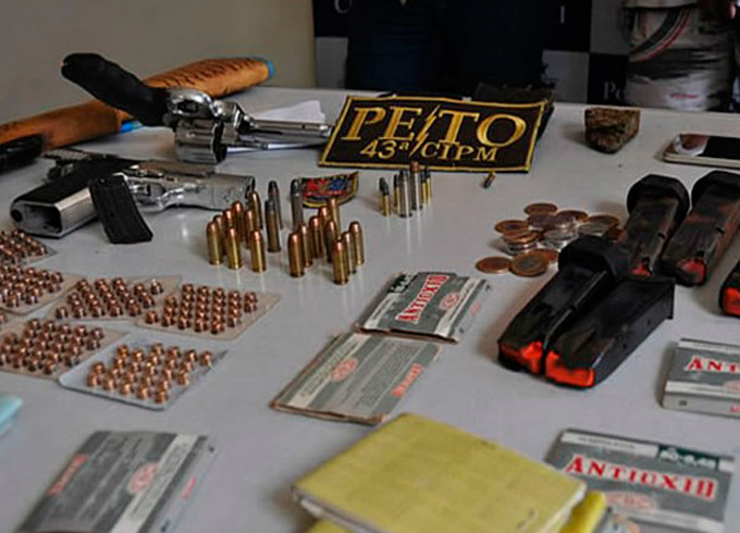 Trio é preso em falso motel usado para esconder armas 