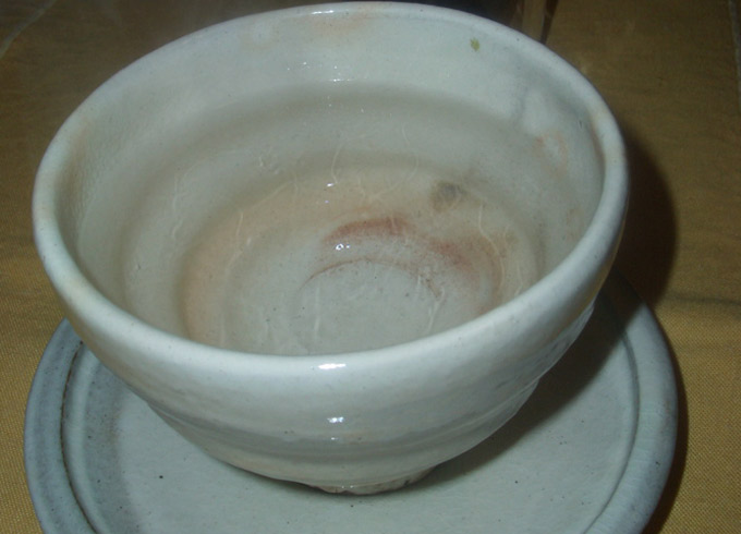 Detento usa caneca com água quente para queimar colega de cela 
