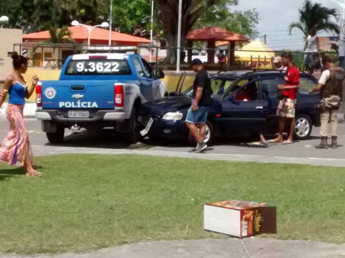 Carro colide em viatura da PM no Bairro da Urbis