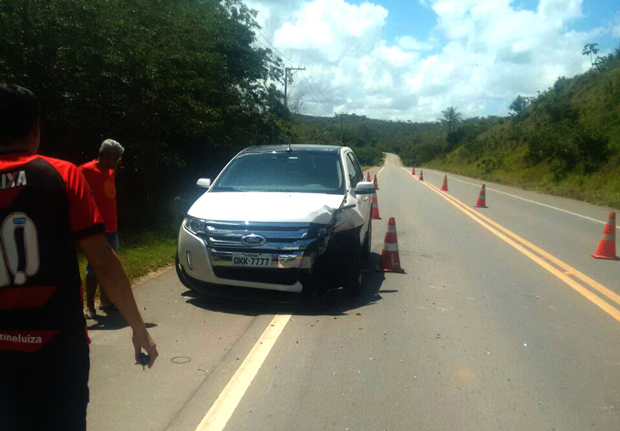 Carro provoca engavetamento na BA-093, em Dias d'Ávila 