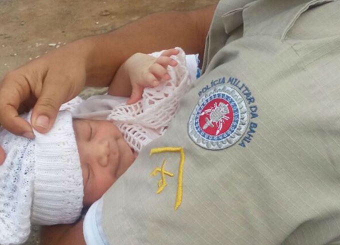 Bebê recém-nascido é encontrado dentro de saco 