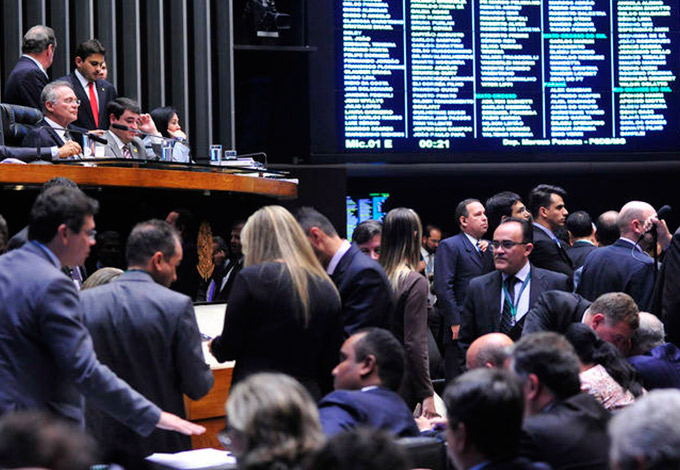 Congresso aprova texto-base da LDO que limita gastos