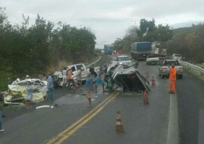Três pessoas morrem em acidente envolvendo três carros