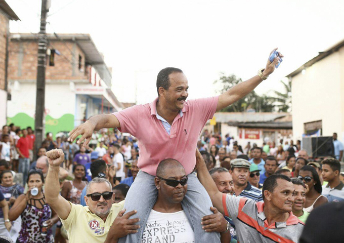 Elinaldo lidera pesquisa de intenção de votos para prefeito 