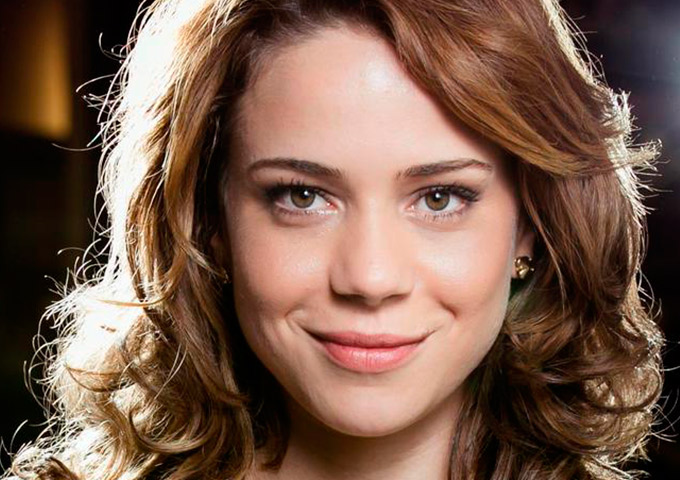Leandra Leal fala de boa forma e cena de strip-tease