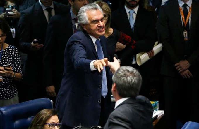 Sessão do impeachment é marcada por bate-boca entre senadores