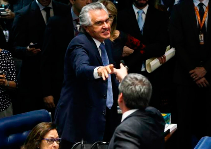 Sessão do impeachment é marcada por bate-boca entre senadores